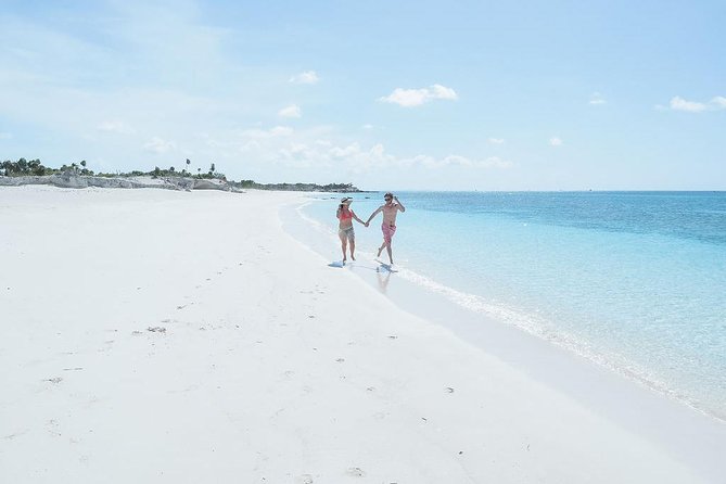 Full day 7hours- beach bbq, snorkel, Iguana island, half moon bay pine cay, Fun! - Grace Bay and the view from the water