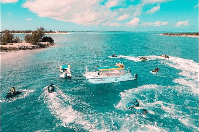Jet Skiing around La famille ship and smaller pristine cays - La Famille Express: the tour’s defining stop